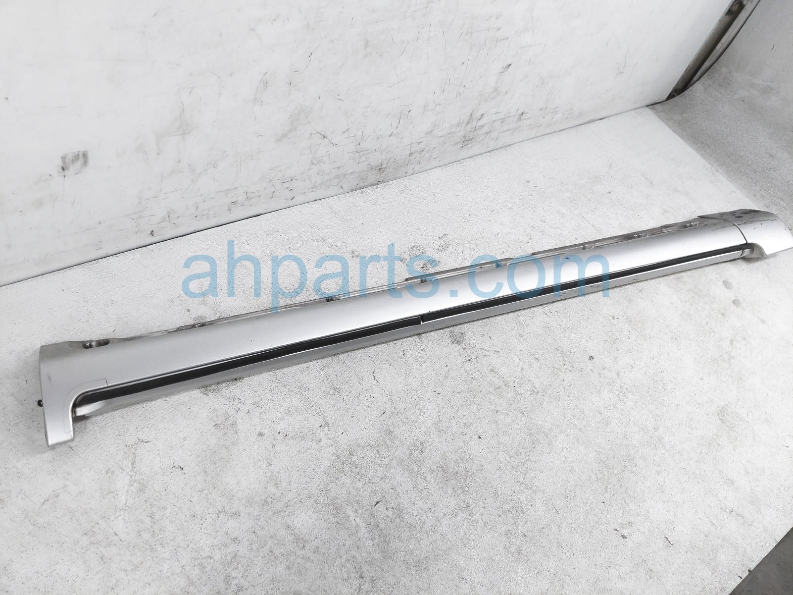 $45 Volvo LH SIDE SKIRT / MOLDING - SILVER** $45 Volvo LH SIDE SKIRT / MOLDING - SILVER**
