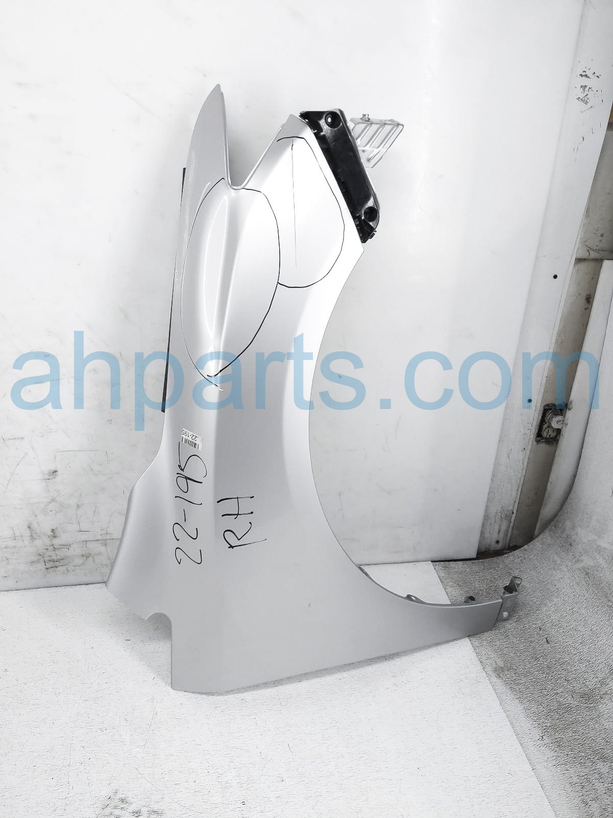 $50 Toyota RH FENDER - SILVER - DENTS $50 Toyota RH FENDER - SILVER - DENTS