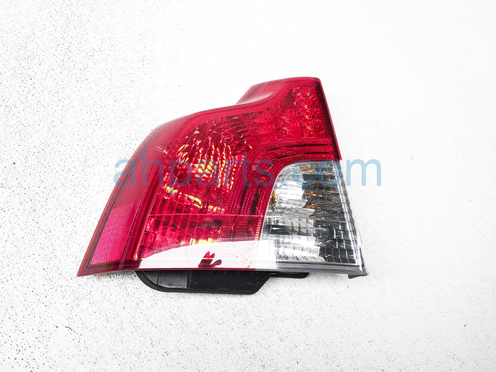 $65 Volvo LH TAIL LAMP (ON BODY) - NOTES $65 Volvo LH TAIL LAMP (ON BODY) - NOTES