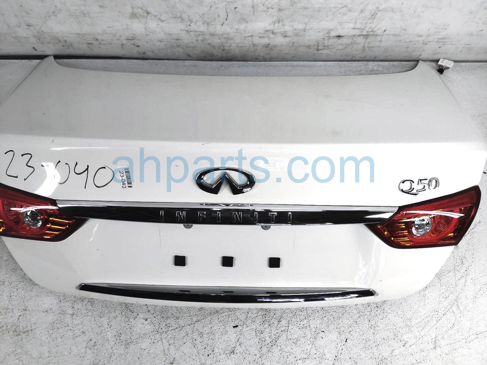 $299 Infiniti TRUNK / DECKLID - WHITE $299 Infiniti TRUNK / DECKLID - WHITE