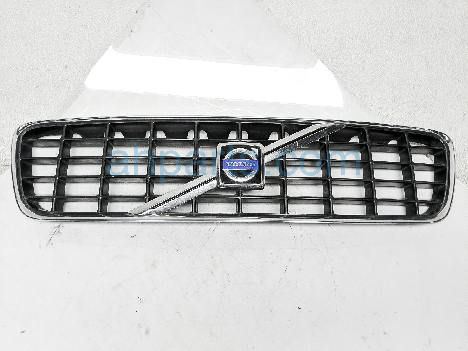 $50 Volvo FRONT GRILLE - BLACK/CHROME - NOTES