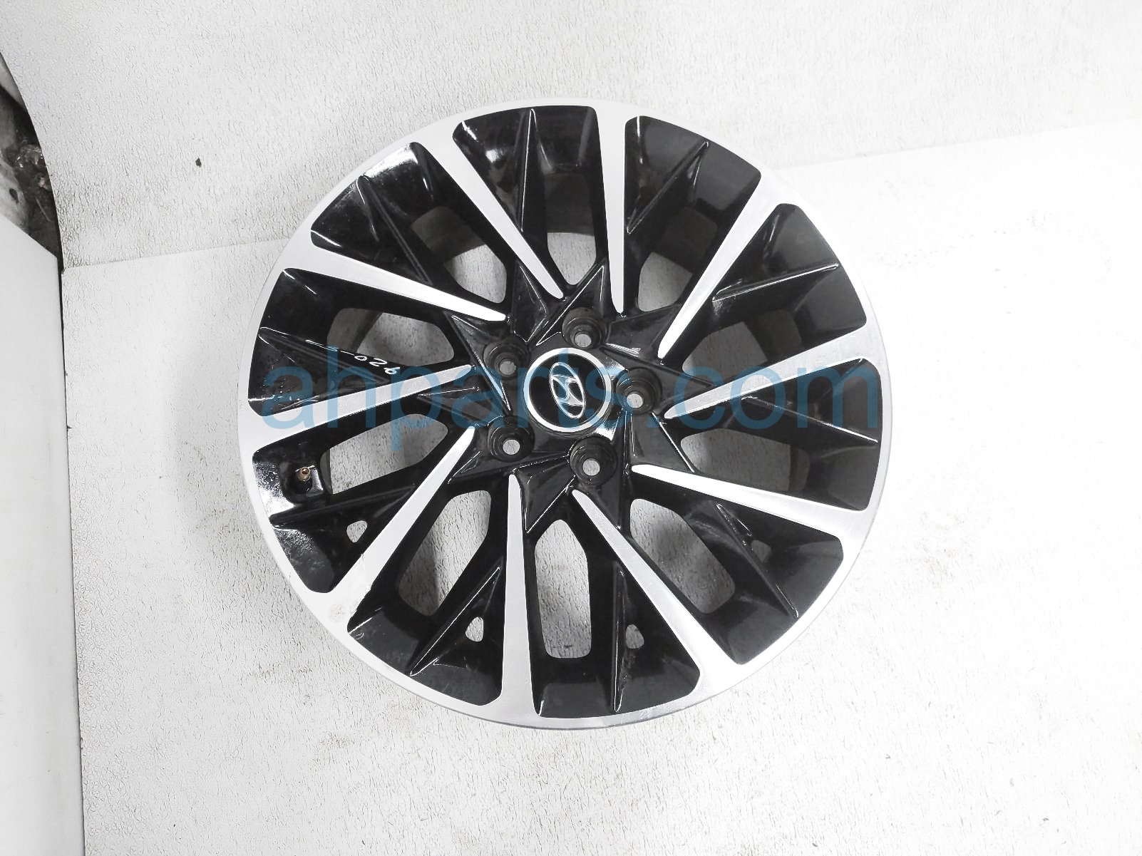 $250 Hyundai FR/RH WHEEL / RIM - NOTES $250 Hyundai FR/RH WHEEL / RIM - NOTES