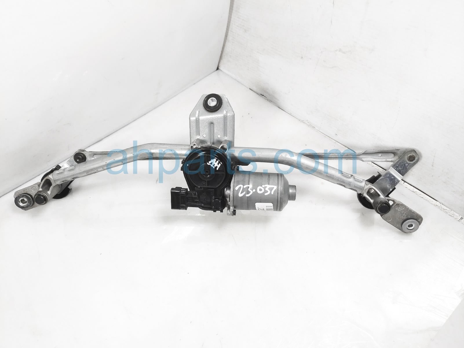 $50 Kia FRONT WINDSHIELD WIPER MOTOR $50 Kia FRONT WINDSHIELD WIPER MOTOR