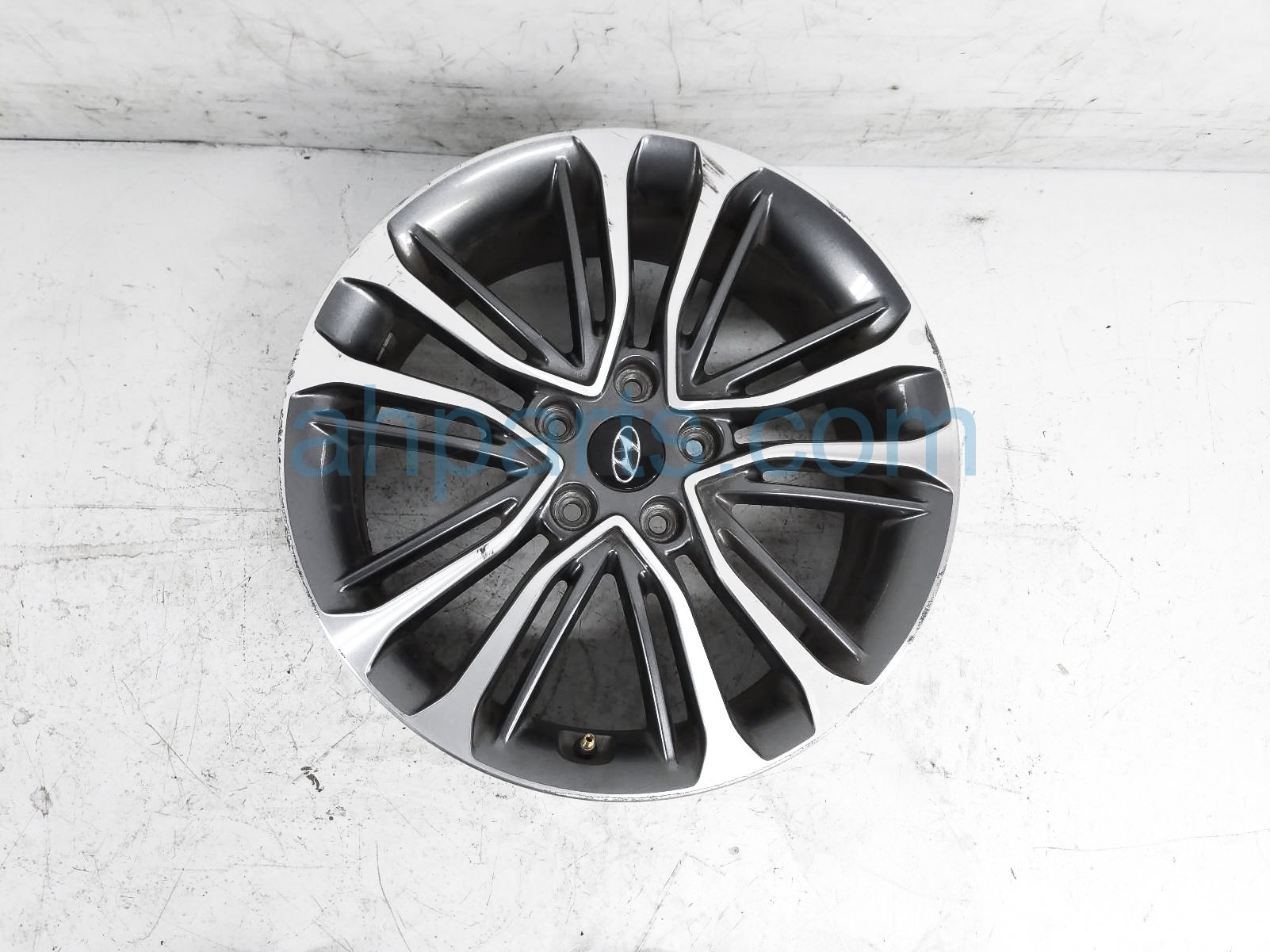 $150 Hyundai RR/RH WHEEL / RIM - SOME CURB $150 Hyundai RR/RH WHEEL / RIM - SOME CURB