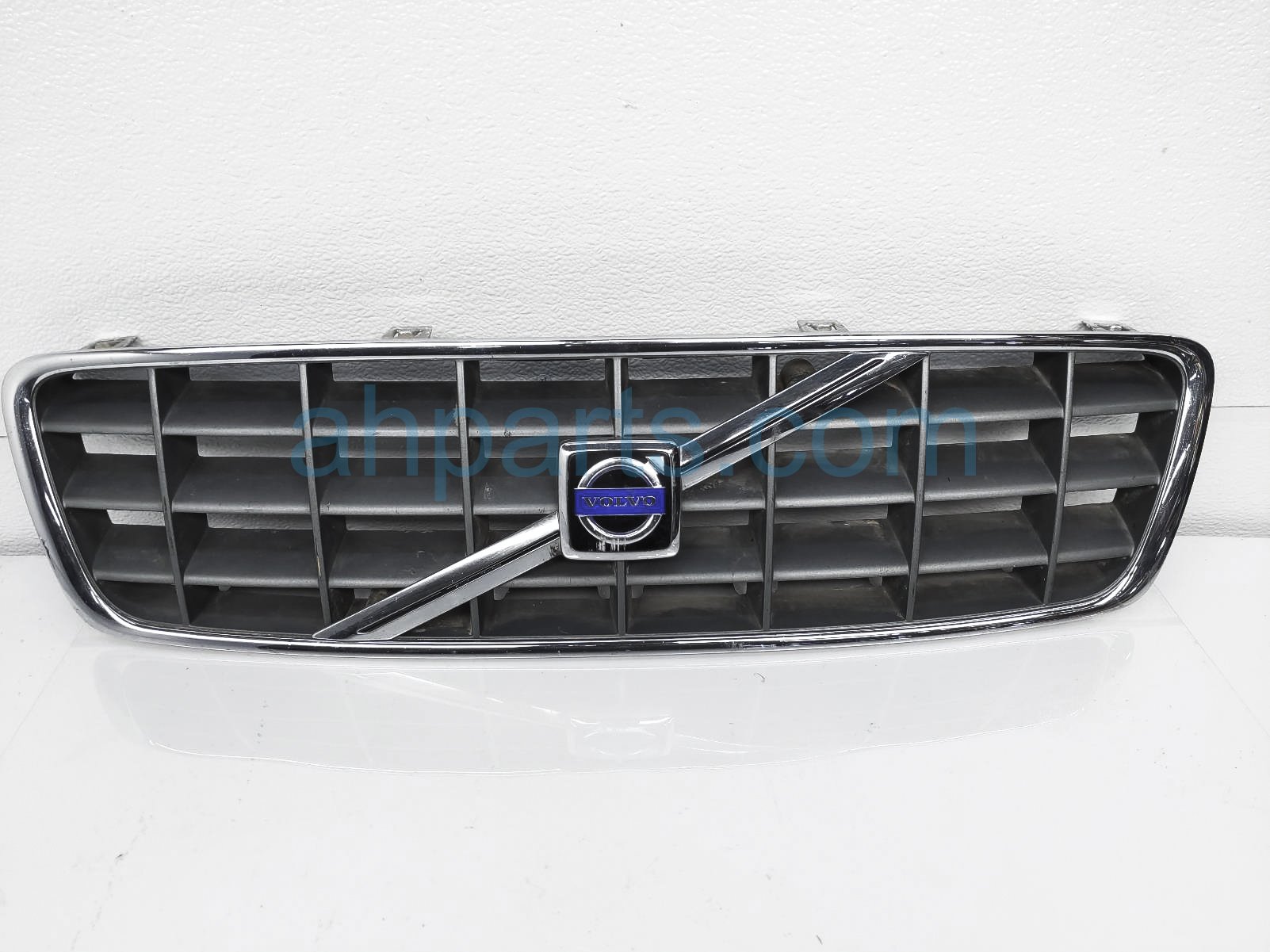 $60 Volvo FRONT GRILLE - CHROME - NOTES
