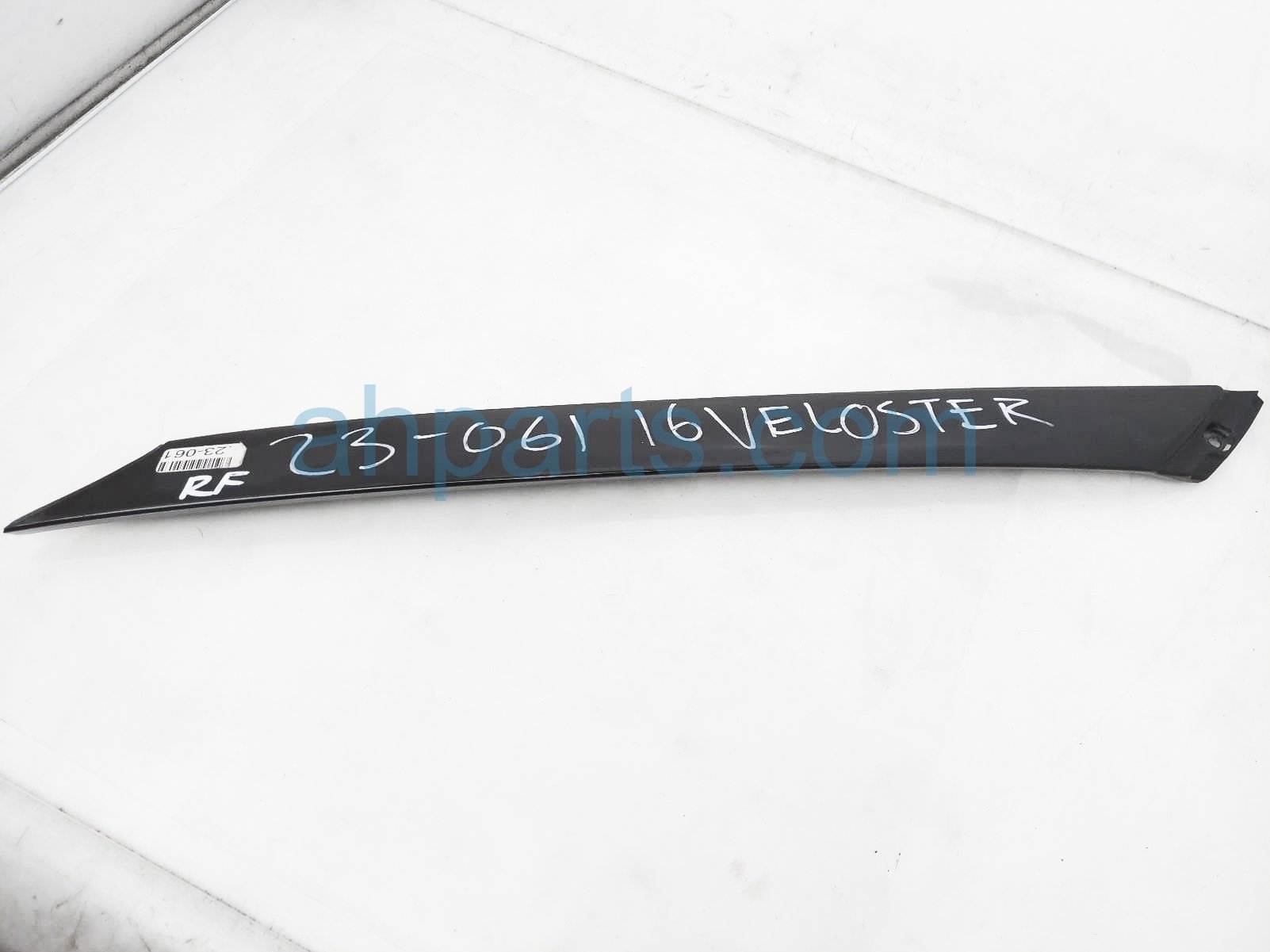 $55 Hyundai RH WINDSHIELD PILLAR MOLDING - BLACK $55 Hyundai RH WINDSHIELD PILLAR MOLDING - BLACK