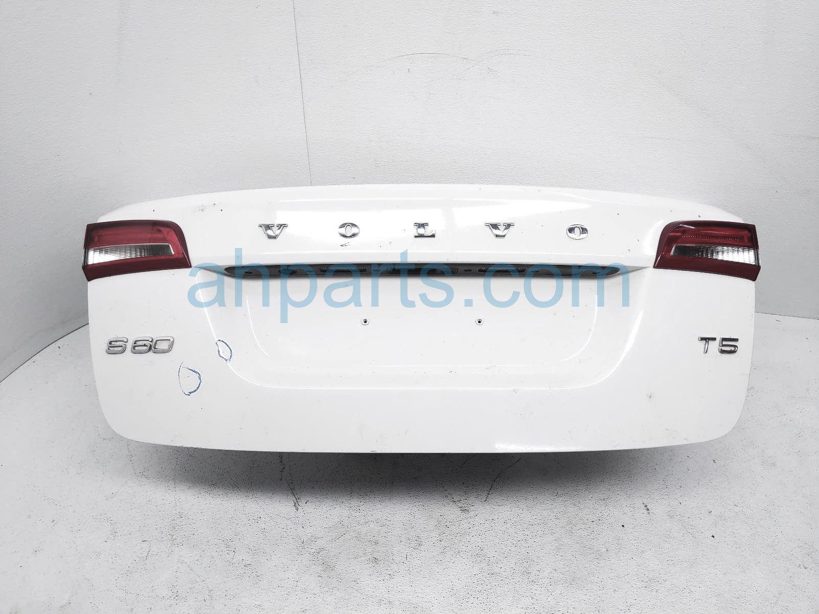$200 Volvo TRUNK / DECKLID- WHITE - NIQ $200 Volvo TRUNK / DECKLID- WHITE - NIQ