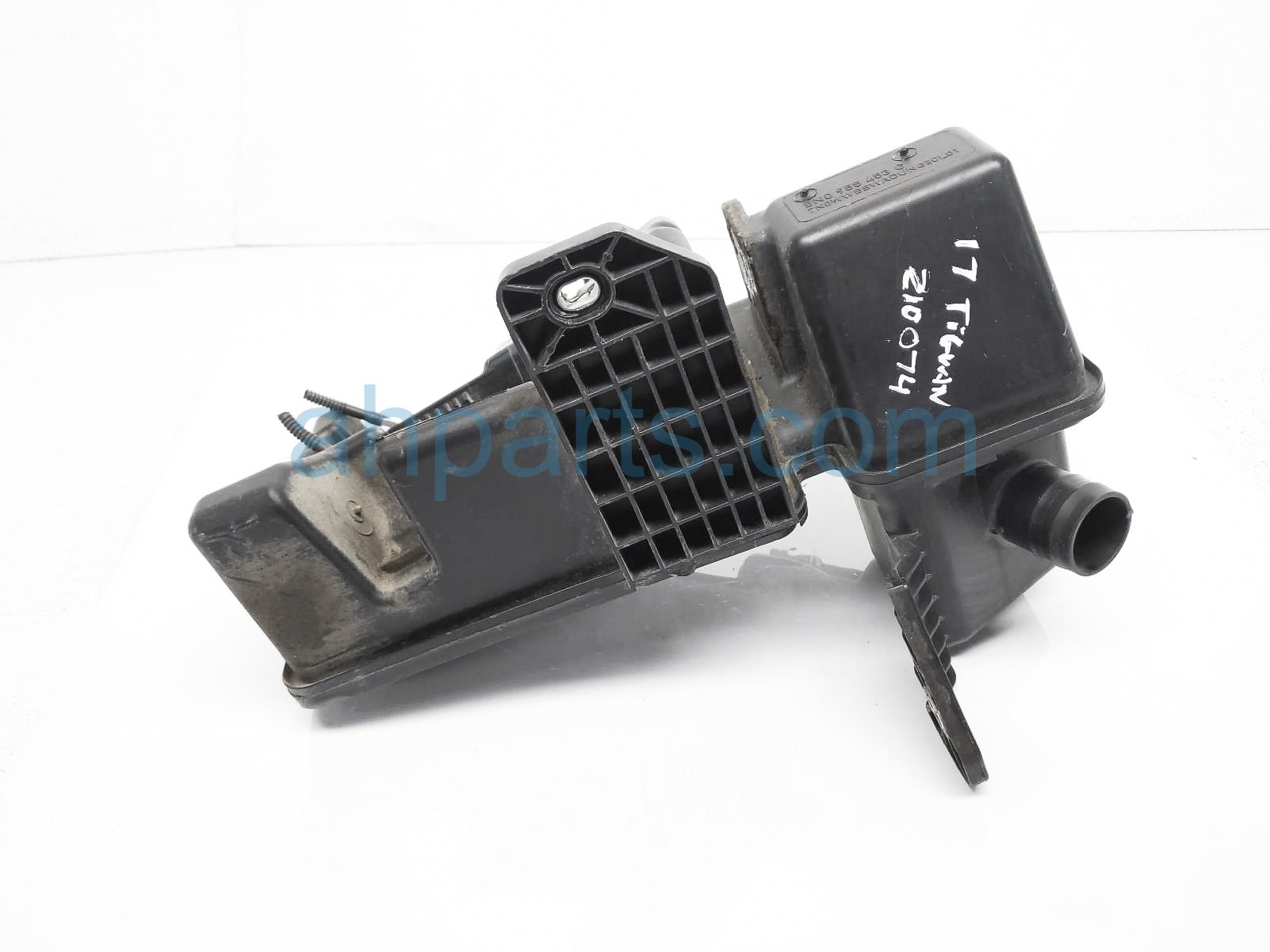 $50 Volkswagen WINDSHIELD WASHER RESERVOIR TANK* $50 Volkswagen WINDSHIELD WASHER RESERVOIR TANK*