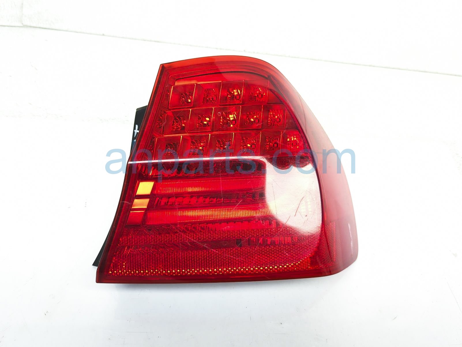 $68 BMW RH TAIL LAMP (ON BODY) - NOTES $68 BMW RH TAIL LAMP (ON BODY) - NOTES