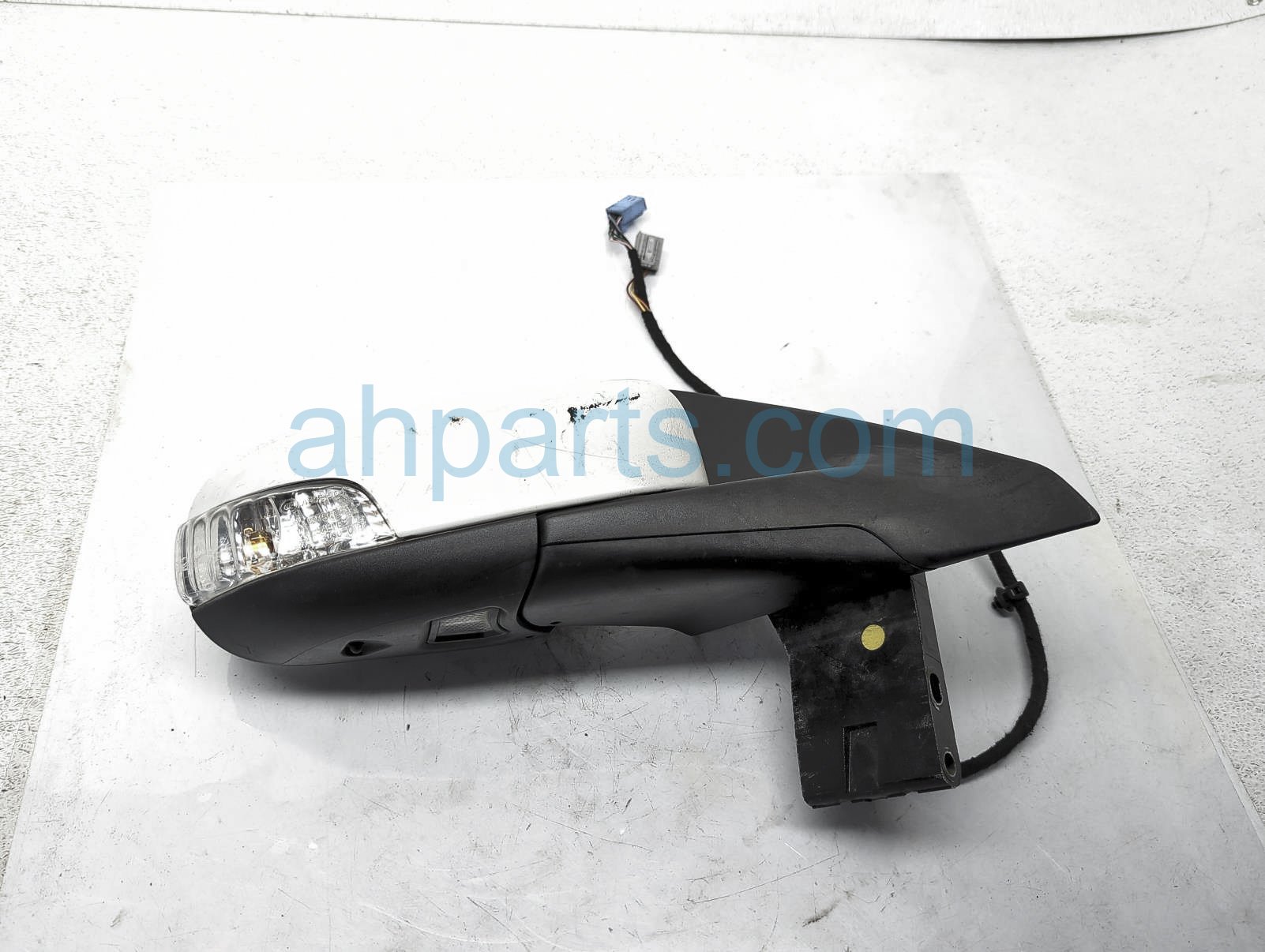 $160 Volvo RH SIDE VIEW MIRROR - WHITE - NIQ $160 Volvo RH SIDE VIEW MIRROR - WHITE - NIQ