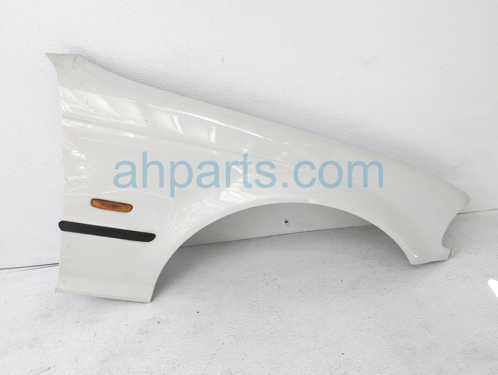 $65 BMW RH FENDER - WHITE - NOTES $65 BMW RH FENDER - WHITE - NOTES