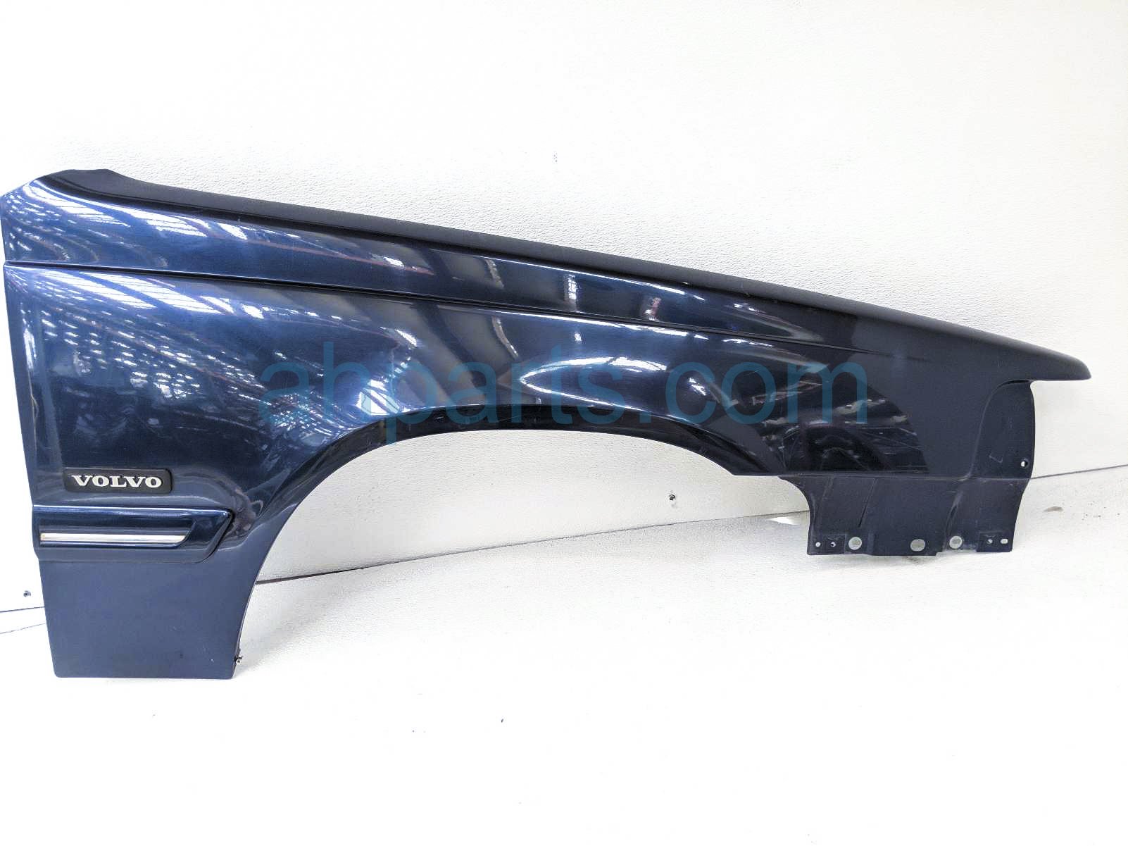 $100 Volvo RH FENDER - BLUE $100 Volvo RH FENDER - BLUE