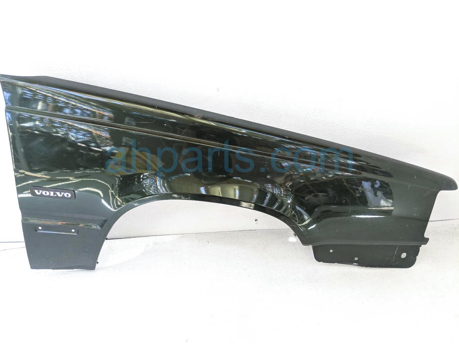 $69 Volvo RH FENDER - GREY - NOTES $69 Volvo RH FENDER - GREY - NOTES