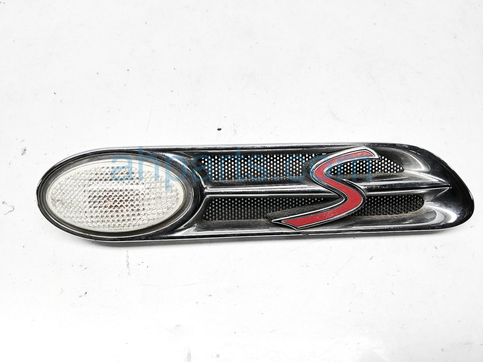 $20 BMW RH FENDER MOUNTED LOGO & GRILLE TRIM $20 BMW RH FENDER MOUNTED LOGO & GRILLE TRIM