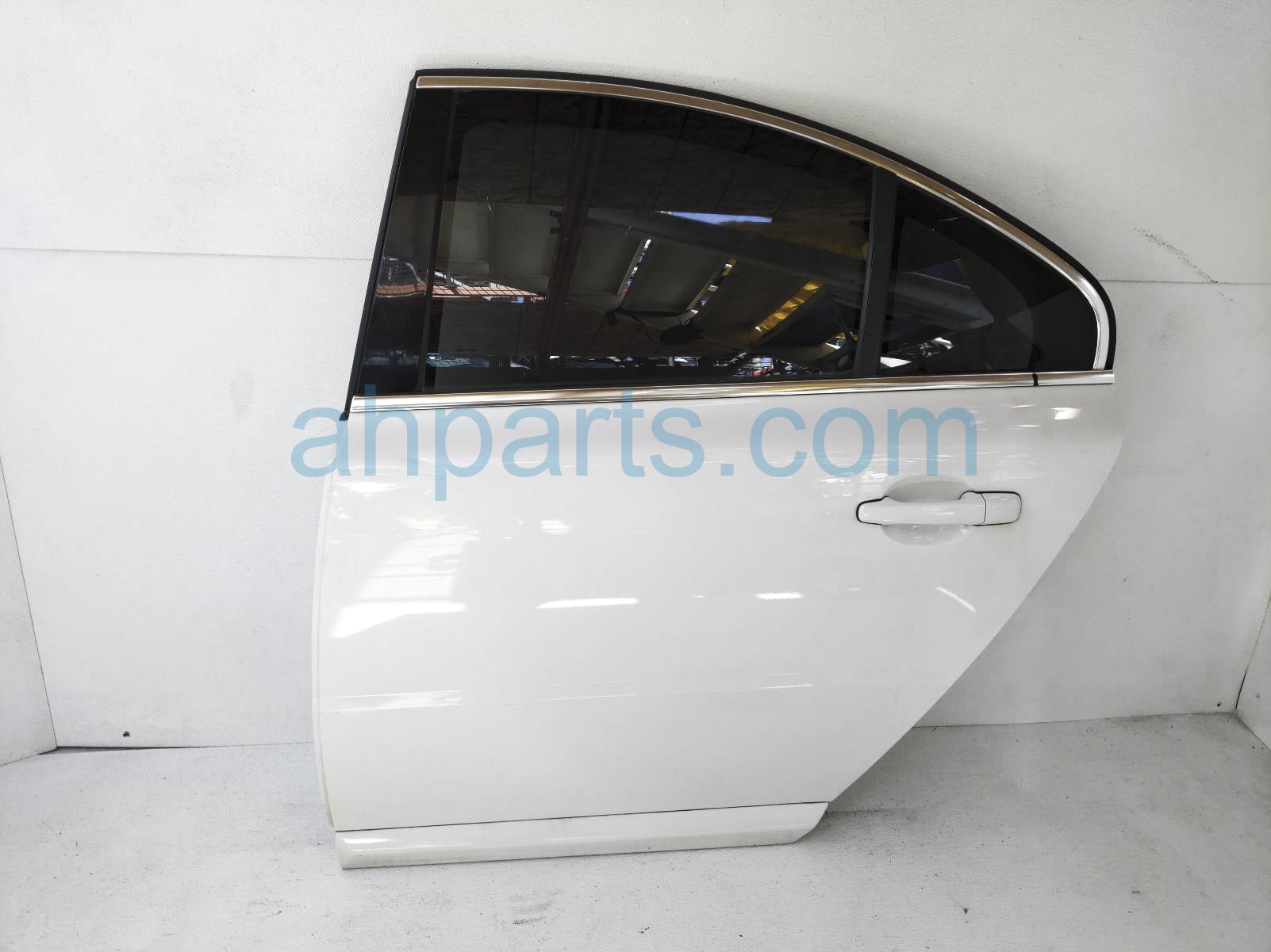 $200 Volvo RR/LH DOOR - WHITE - COMPLETE $200 Volvo RR/LH DOOR - WHITE - COMPLETE