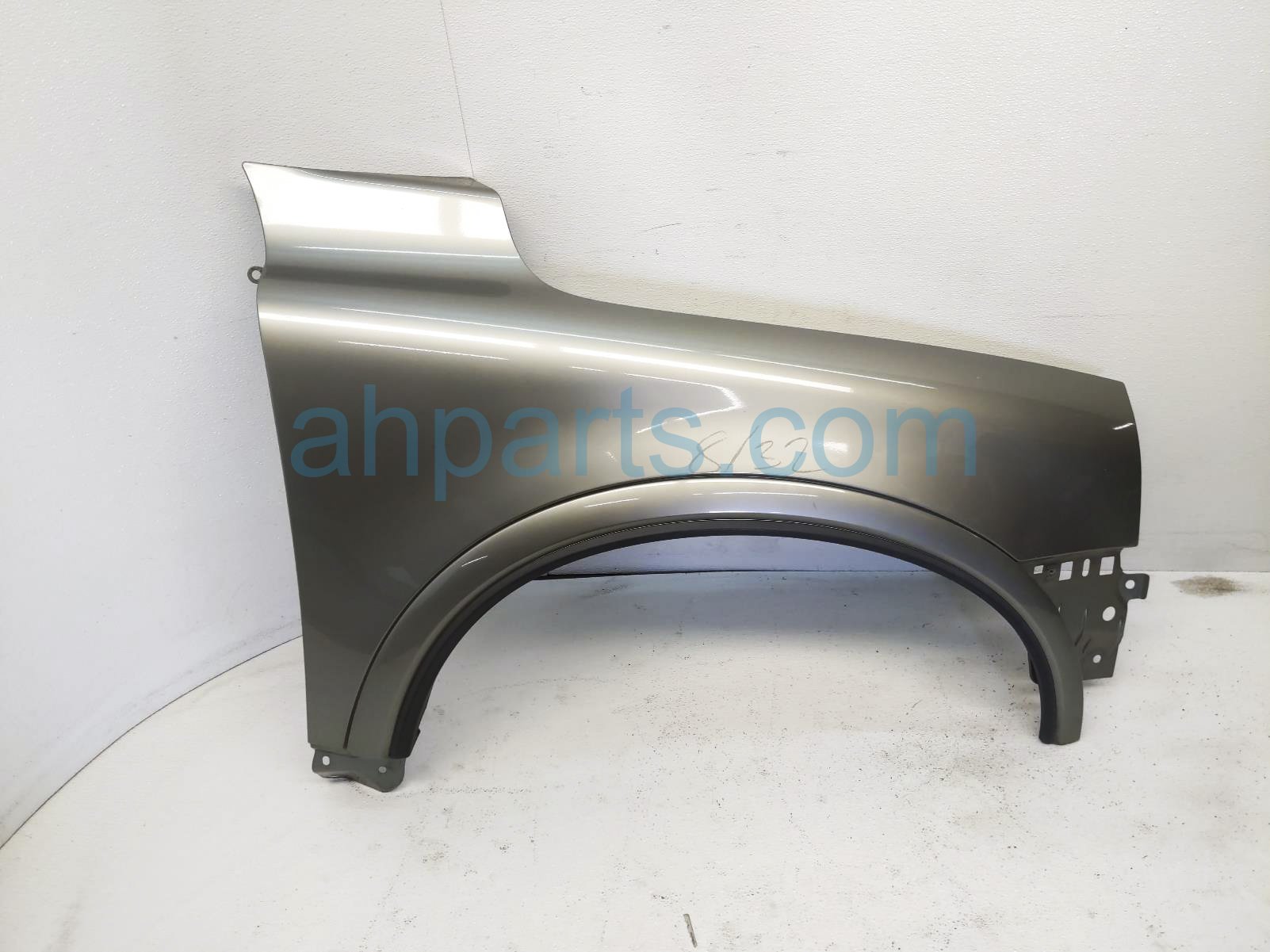 $100 Volvo RH FENDER - GRAY W/ FLARE $100 Volvo RH FENDER - GRAY W/ FLARE