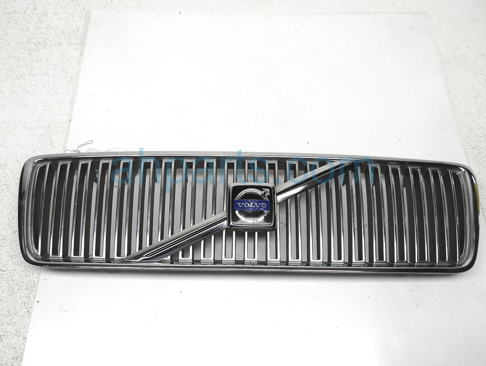 $40 Volvo FRONT GRILLE- CHROME W/VERTICAL BARS $40 Volvo FRONT GRILLE- CHROME W/VERTICAL BARS
