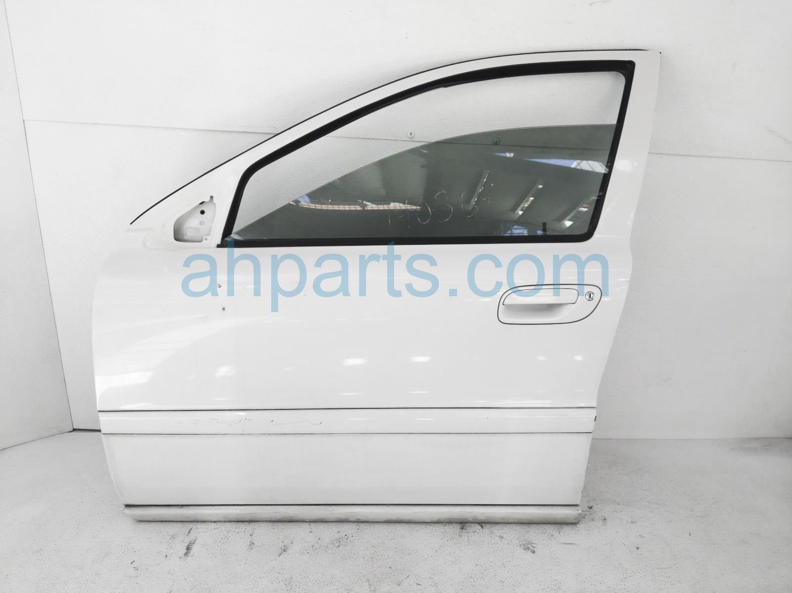 $150 Volvo FR/LH DOOR - WHITE- W/O TRIM/MIRROR $150 Volvo FR/LH DOOR - WHITE- W/O TRIM/MIRROR