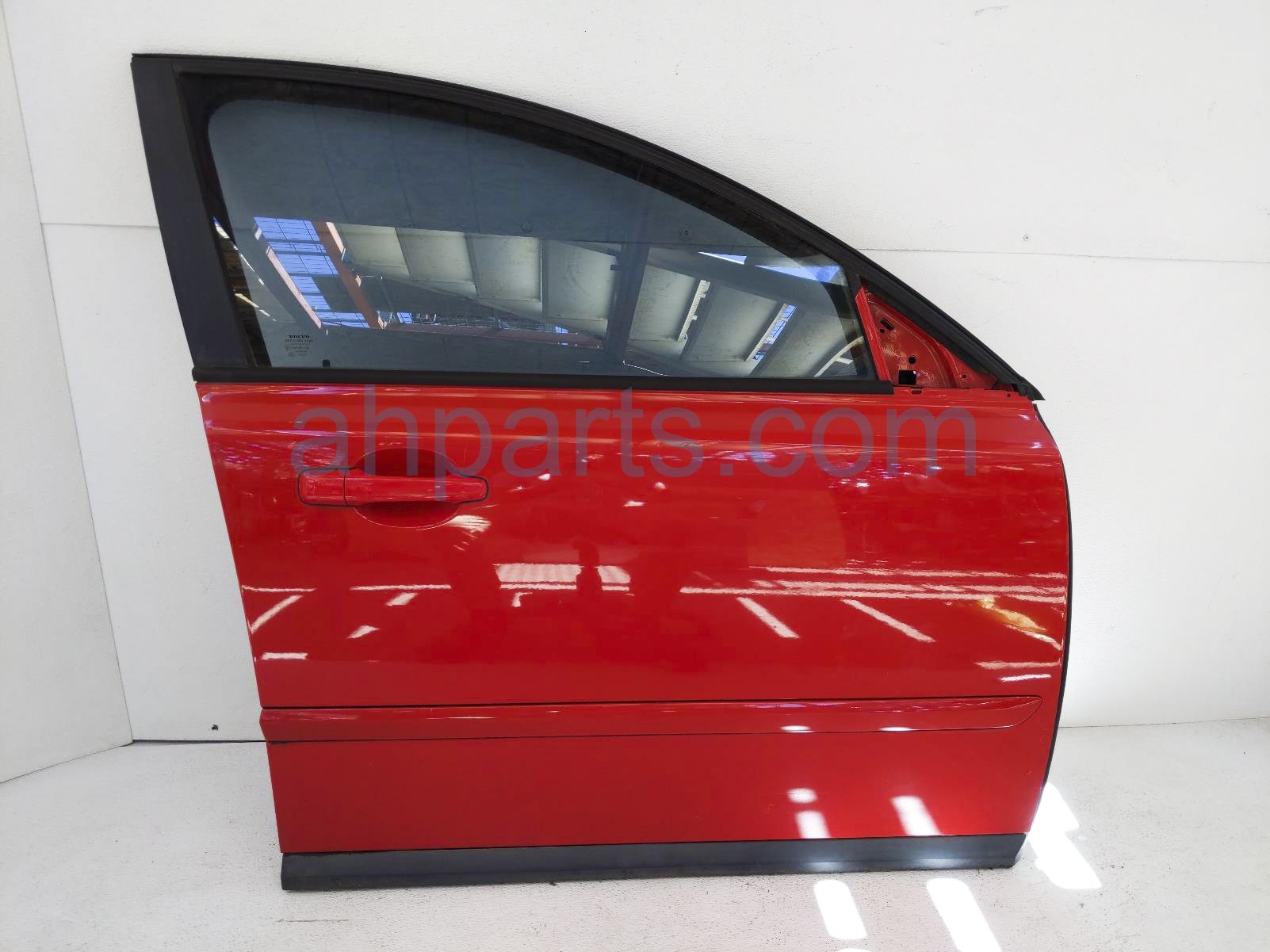 $140 Volvo FR/RH DOOR - RED $140 Volvo FR/RH DOOR - RED