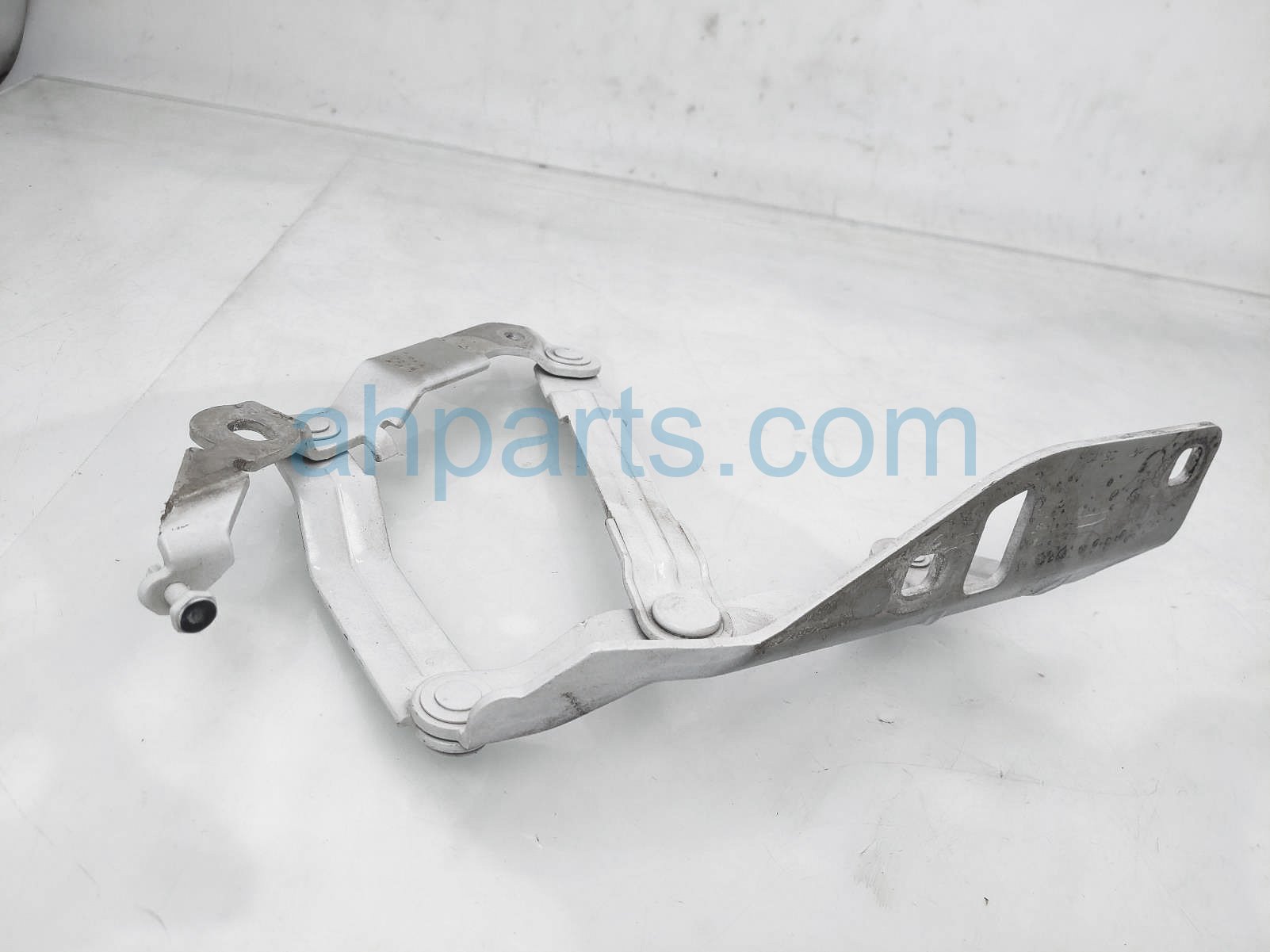 $35 Audi FR/RH HOOD HINGE ASSY $35 Audi FR/RH HOOD HINGE ASSY