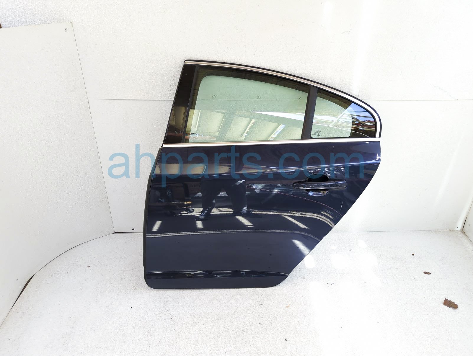 $125 Volvo RR/LH DOOR ASSEMBLY W/TRIM - BLUE $125 Volvo RR/LH DOOR ASSEMBLY W/TRIM - BLUE