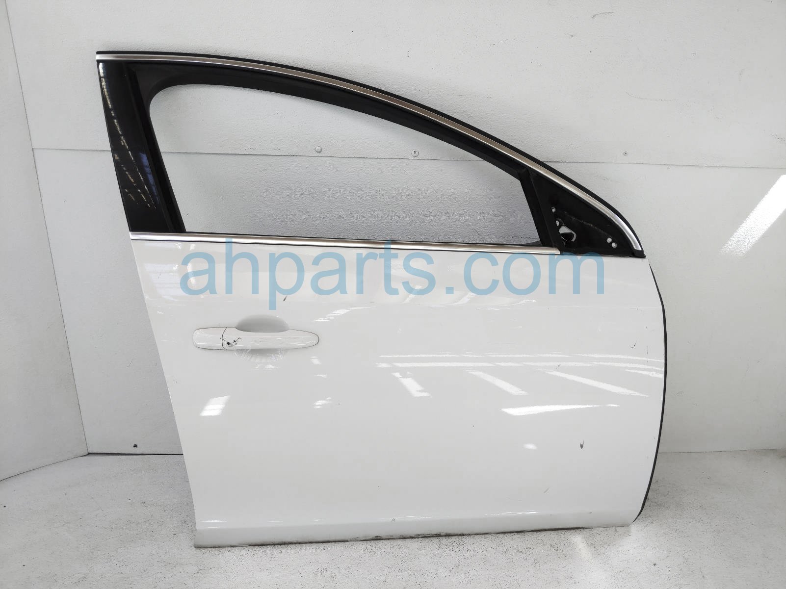 $249 Volvo FR/RH DOOR ASSY - WHITE - WITH TRIM $249 Volvo FR/RH DOOR ASSY - WHITE - WITH TRIM