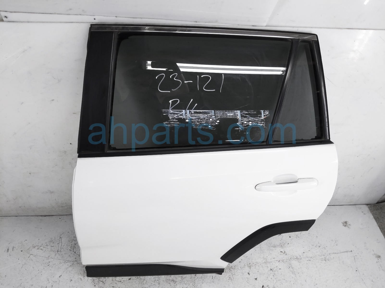 $949 Toyota RR/LH DOOR ASSY - WHITE - NO TRIM $949 Toyota RR/LH DOOR ASSY - WHITE - NO TRIM