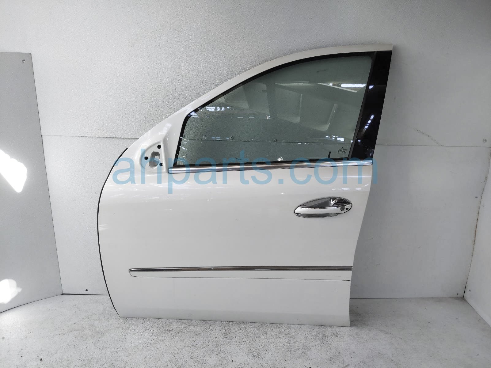 $200 Mercedes FR/LH DOOR - WHITE - NO MIRROR/TRIM $200 Mercedes FR/LH DOOR - WHITE - NO MIRROR/TRIM