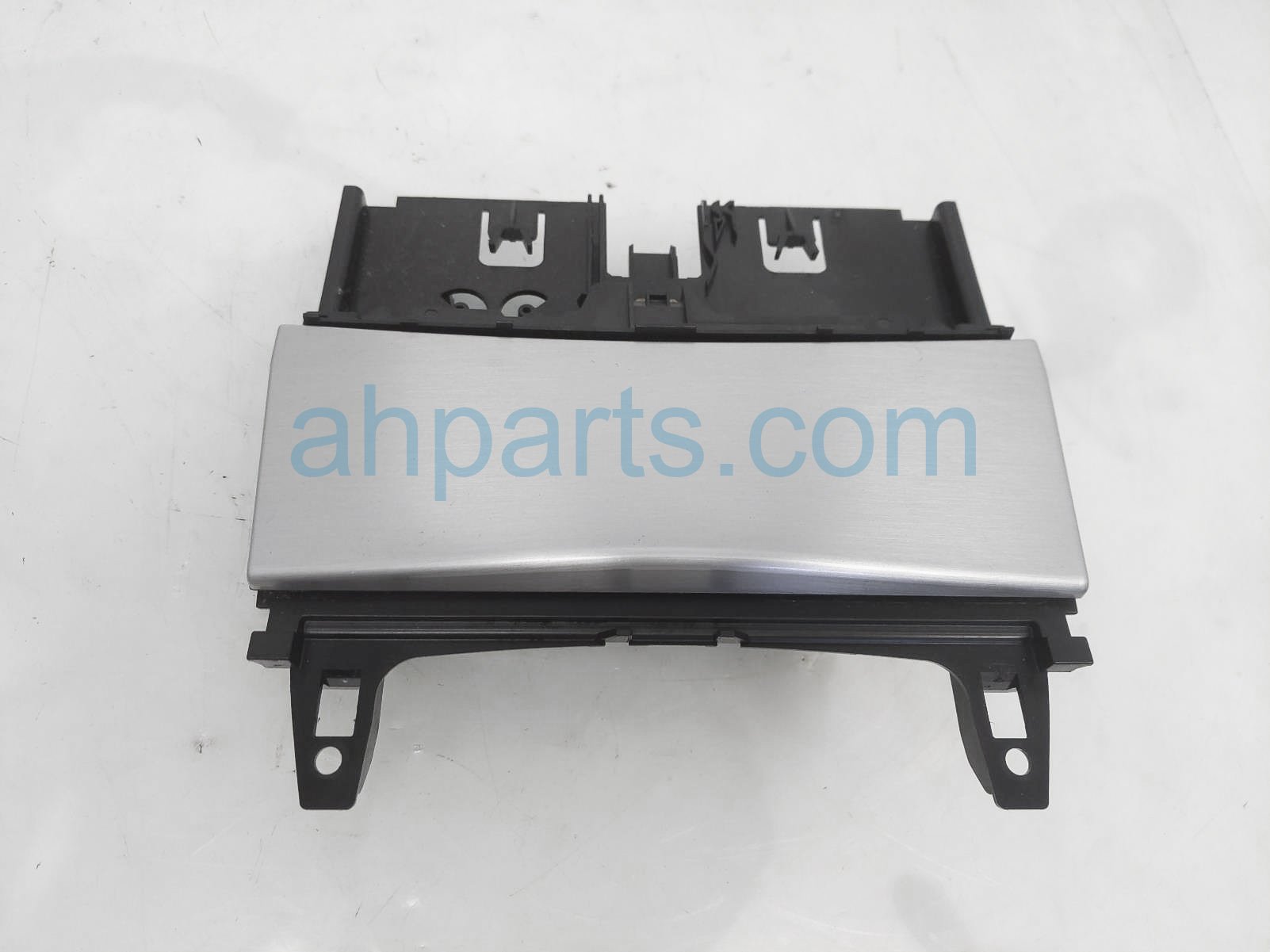 $20 Mercedes FRONT CONSOLE ASHTRAY COMPARTMENT $20 Mercedes FRONT CONSOLE ASHTRAY COMPARTMENT