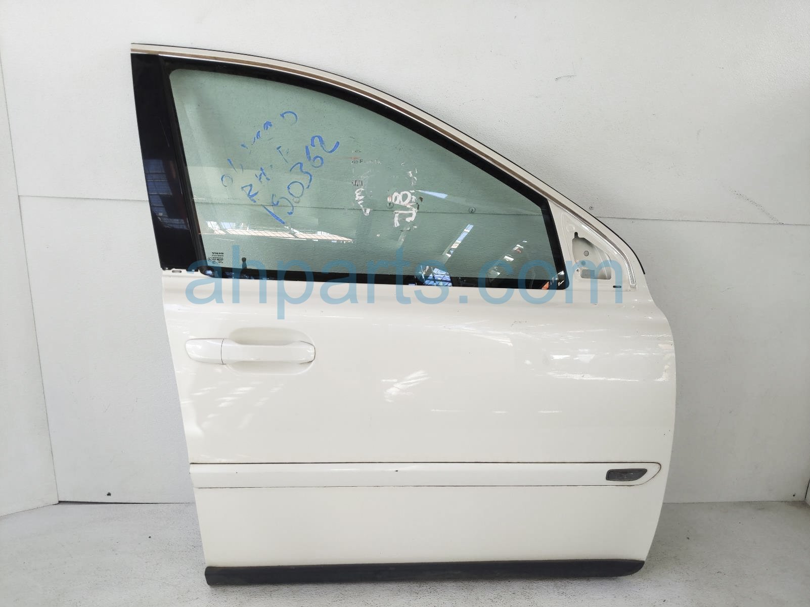 $175 Volvo FR/RH DOOR - WHITE - NO MIRROR/PANEL $175 Volvo FR/RH DOOR - WHITE - NO MIRROR/PANEL
