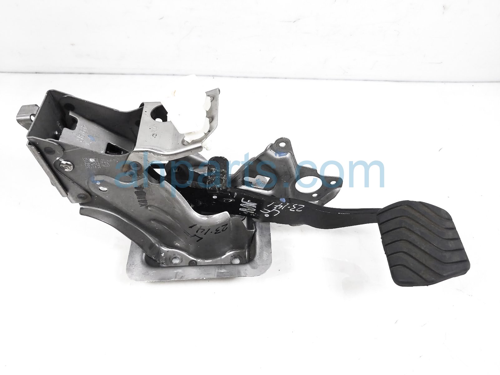 $30 Nissan BRAKE PEDAL & BRACKET ASSY $30 Nissan BRAKE PEDAL & BRACKET ASSY