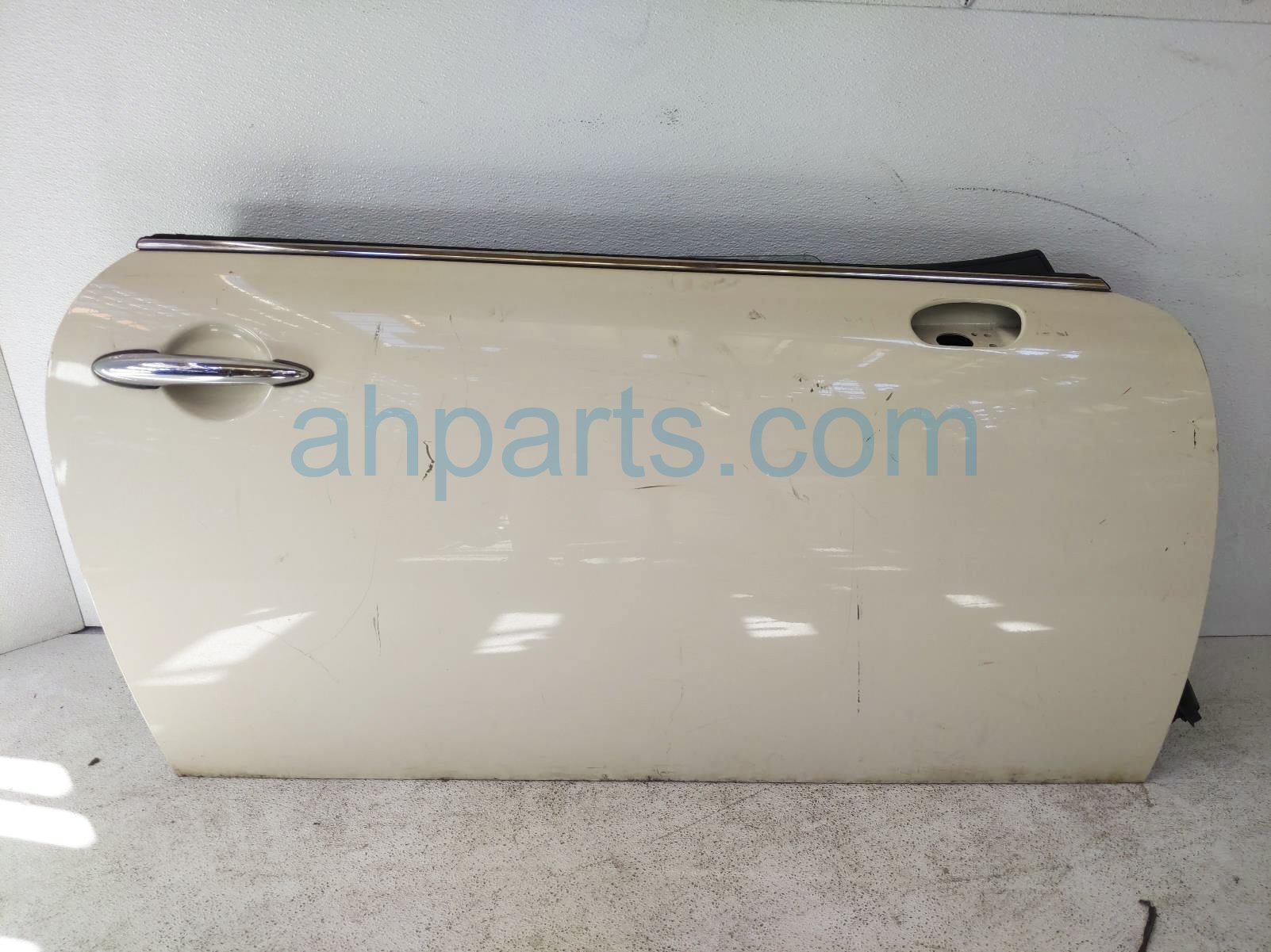 $145 BMW RH DOOR - WHITE - COMPLETE - NIQ $145 BMW RH DOOR - WHITE - COMPLETE - NIQ