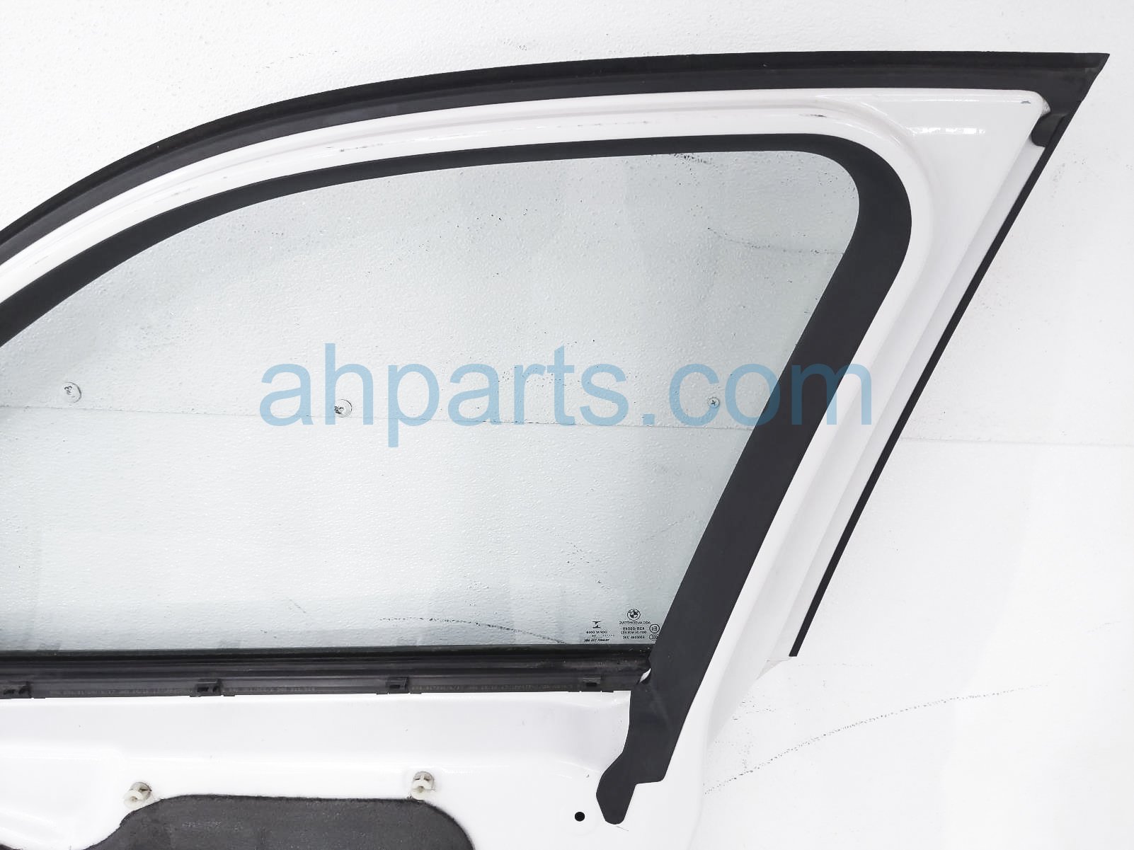 $300 BMW FR/RH DOOR - WHITE - NO MIRROR/TRIM $300 BMW FR/RH DOOR - WHITE - NO MIRROR/TRIM