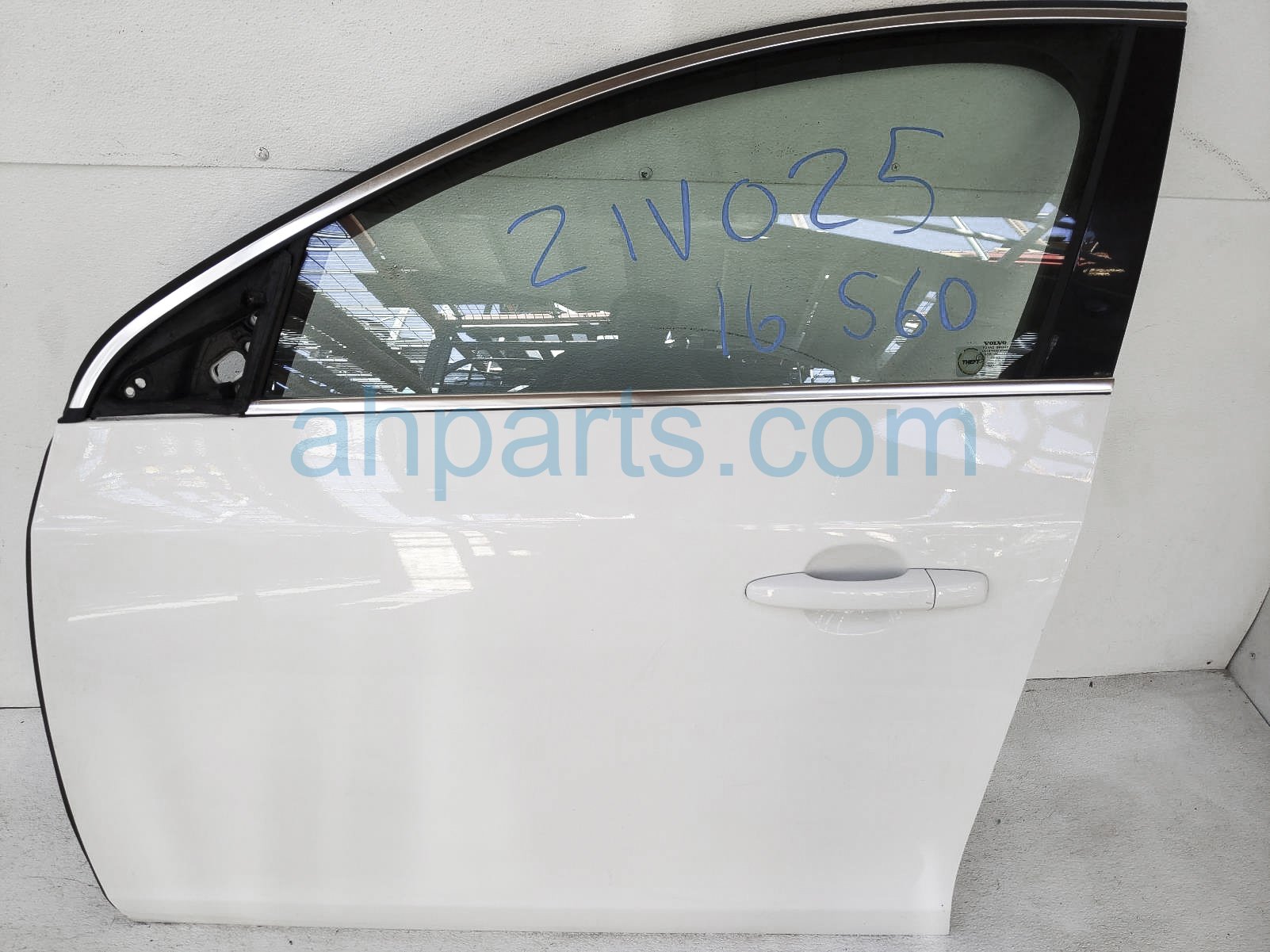 $300 Volvo FR/LH DOOR - WHITE - NO INSIDE TRIM $300 Volvo FR/LH DOOR - WHITE - NO INSIDE TRIM