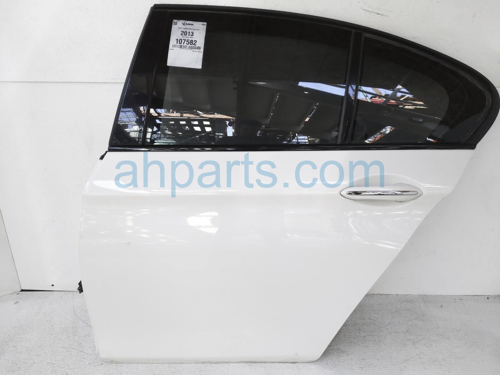 $150 BMW RR/LH DOOR ASSY- WHITE - WITH TRIM $150 BMW RR/LH DOOR ASSY- WHITE - WITH TRIM