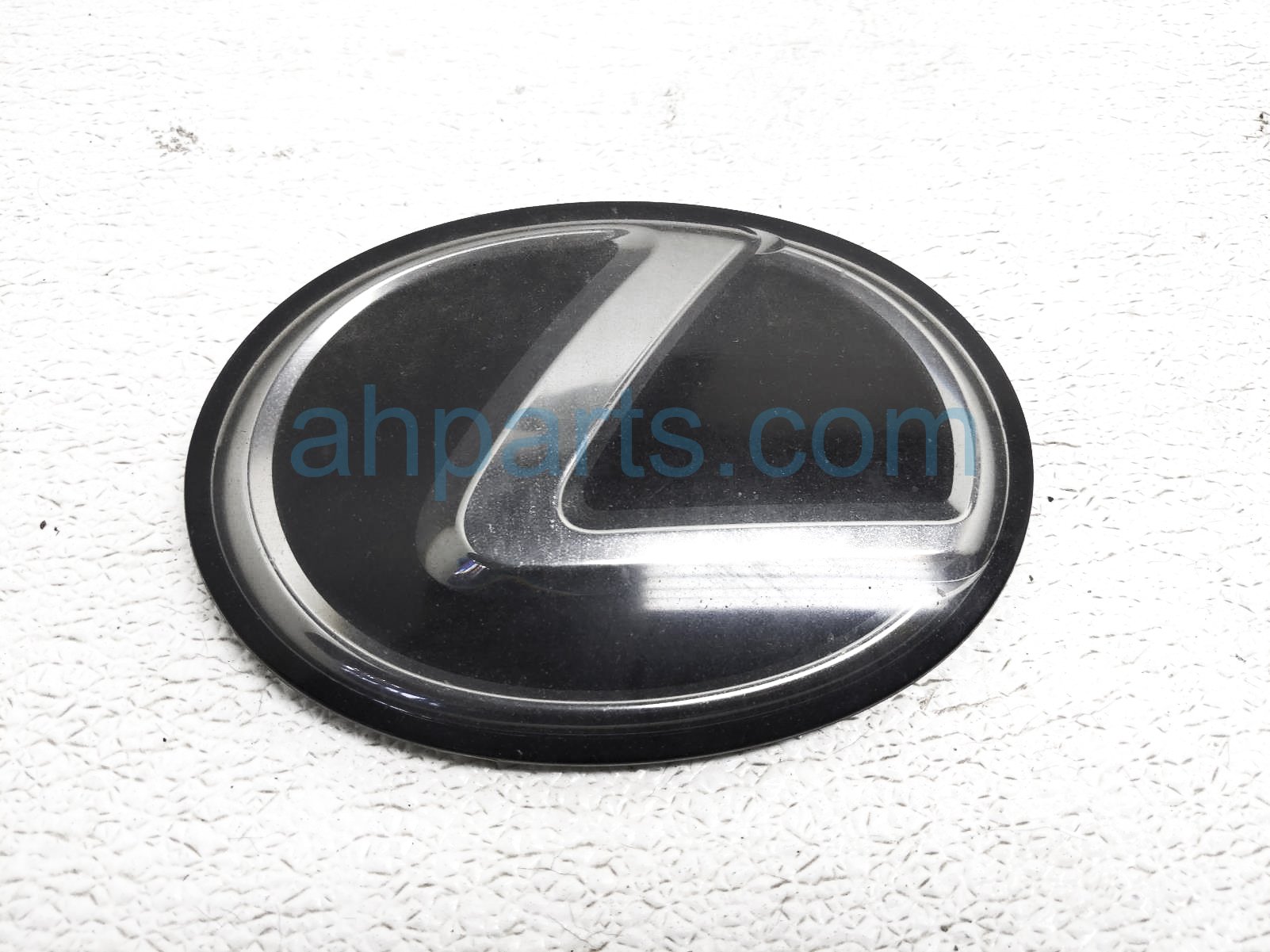 $99 Lexus FRONT GRILLE EMBLEM - BROKEN TAB $99 Lexus FRONT GRILLE EMBLEM - BROKEN TAB