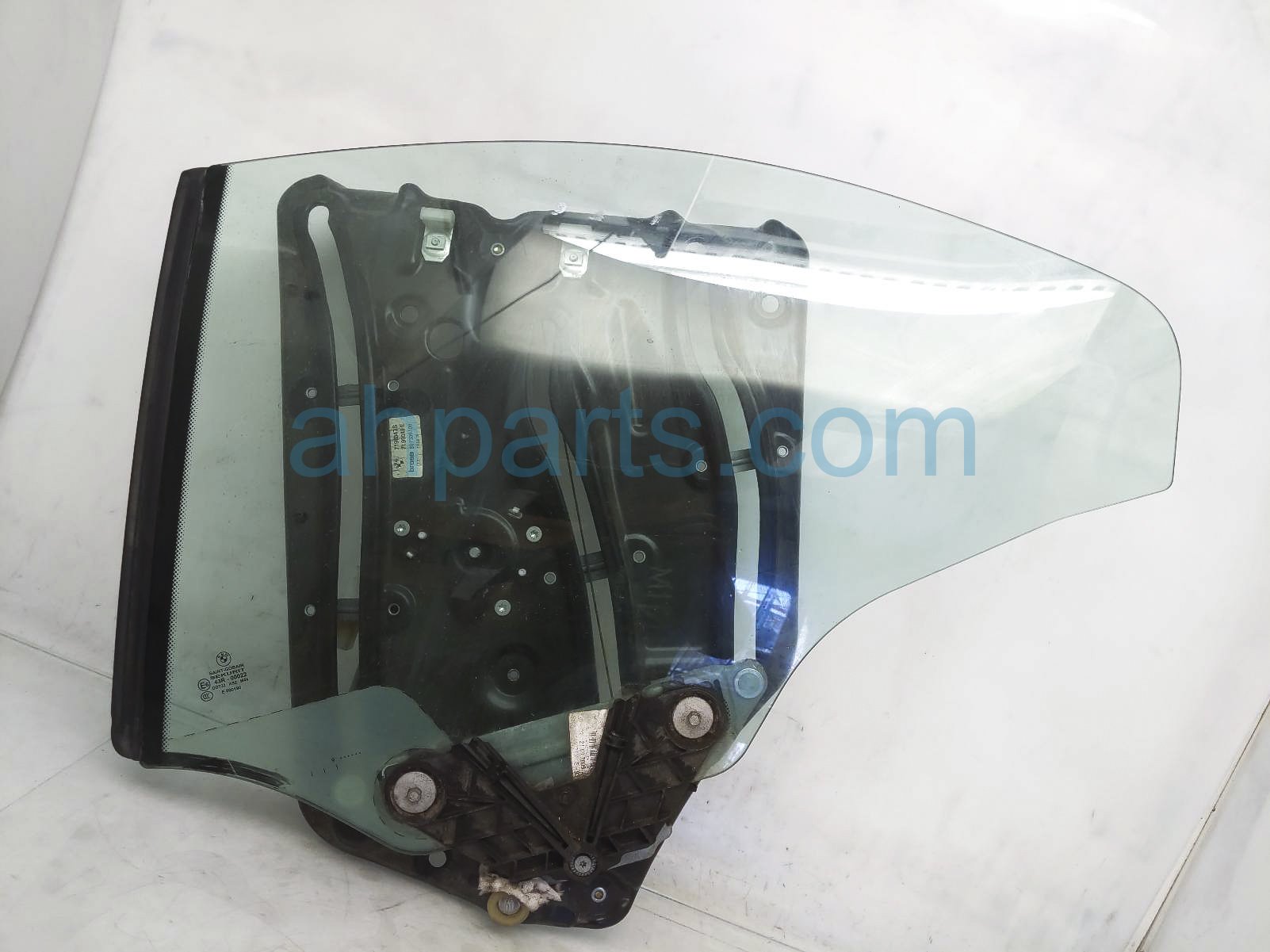 $150 BMW RR/LH QUARTER GLASS W/REGULATOR ASSY