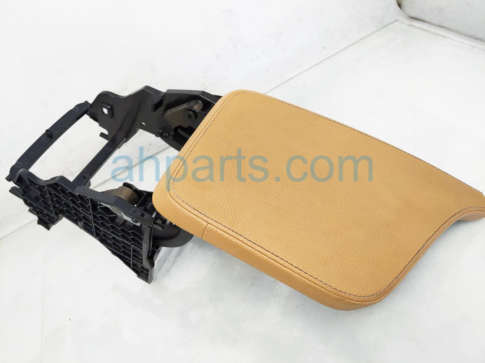 $90 Volvo CENTER CONSOLE ARMREST LID -BROWN $90 Volvo CENTER CONSOLE ARMREST LID -BROWN