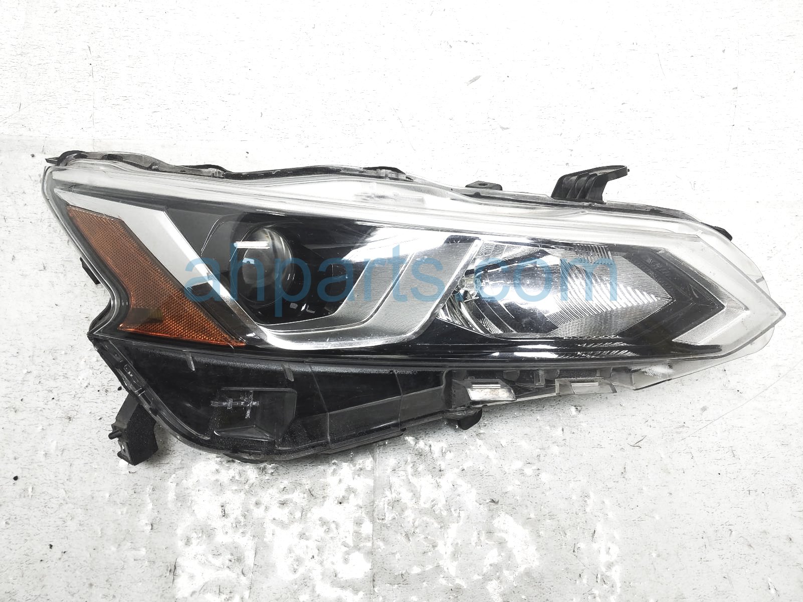 $325 Nissan RH SIDE HEADLAMP - HALOGEN $325 Nissan RH SIDE HEADLAMP - HALOGEN