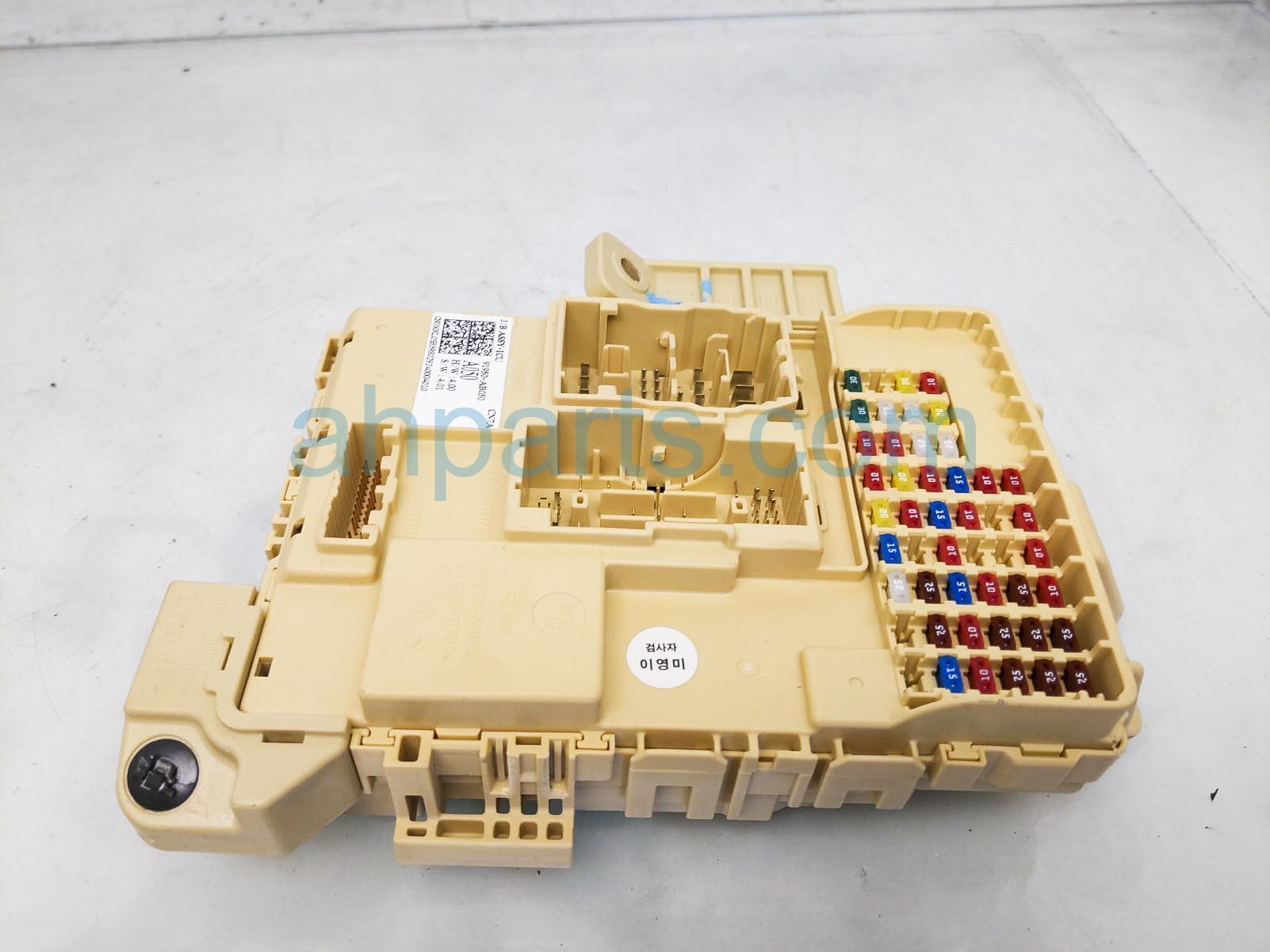 $75 Hyundai LH SIDE CABIN FUSE BOX $75 Hyundai LH SIDE CABIN FUSE BOX