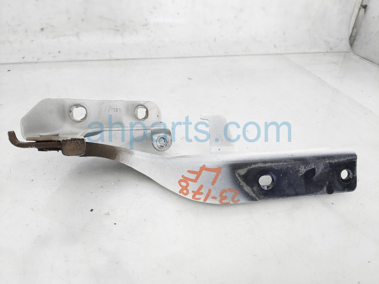 $25 Nissan LH SIDE HOOD HINGE - WHITE $25 Nissan LH SIDE HOOD HINGE - WHITE