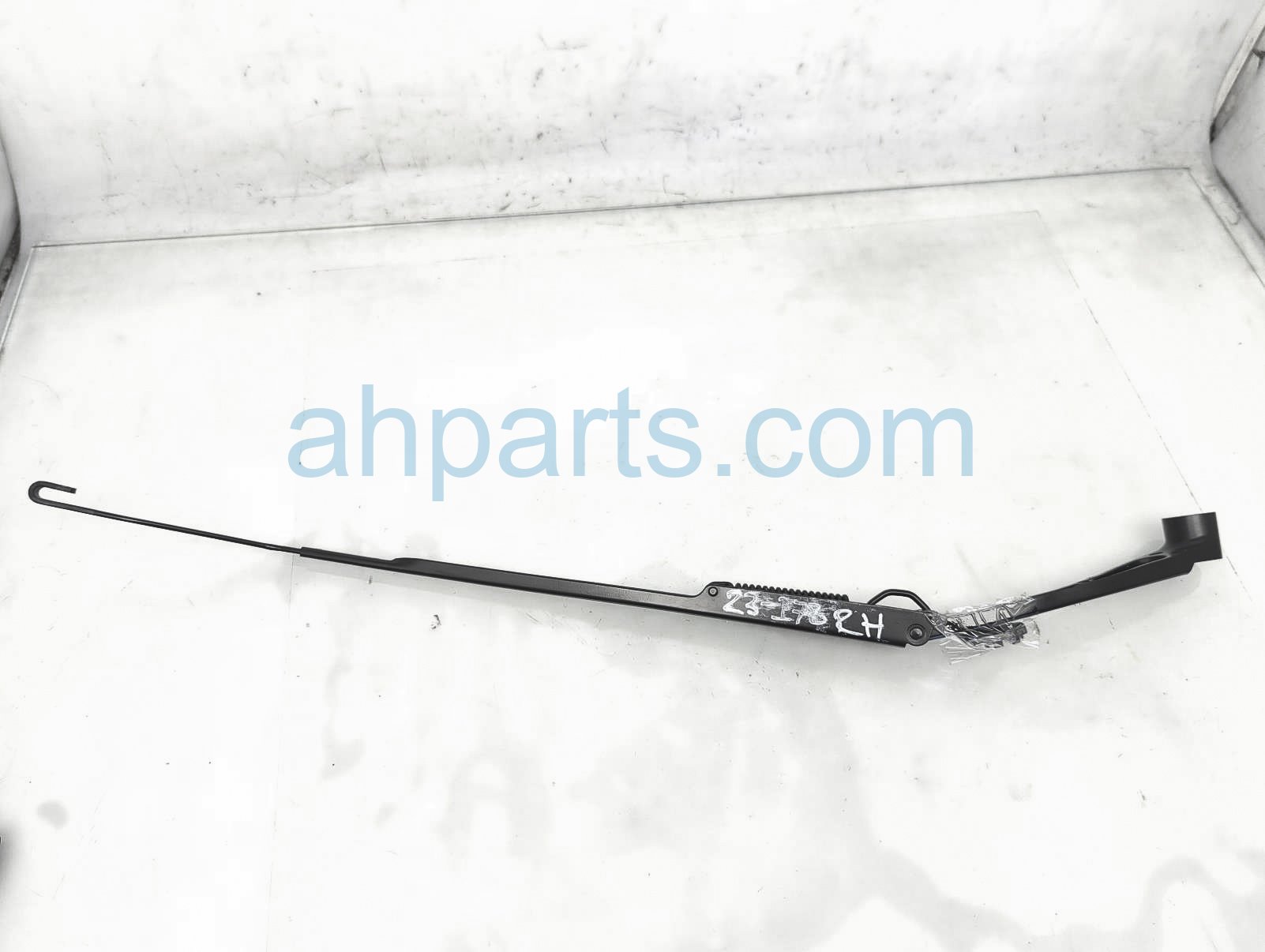 $15 Nissan RH WINDSHIELD WIPER ARM $15 Nissan RH WINDSHIELD WIPER ARM