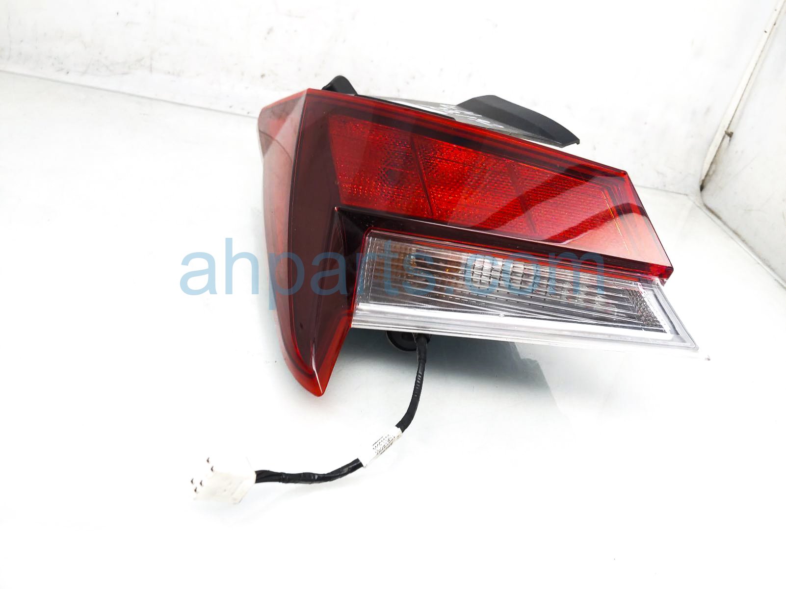 $125 Hyundai LH TAIL LAMP / LIGHT (ON BODY) $125 Hyundai LH TAIL LAMP / LIGHT (ON BODY)