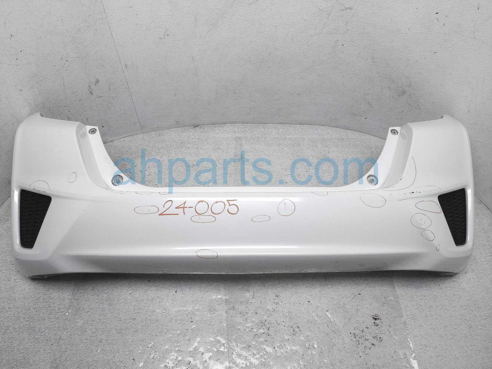$299 Honda REAR BUMPER COVER - WHITE - SCUFFS $299 Honda REAR BUMPER COVER - WHITE - SCUFFS