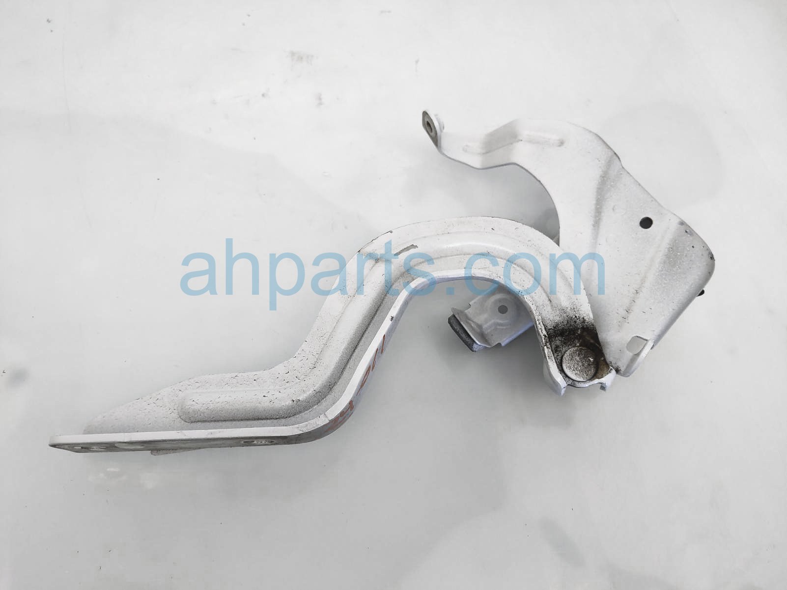 $25 Nissan LH HOOD HINGE - WHITE $25 Nissan LH HOOD HINGE - WHITE