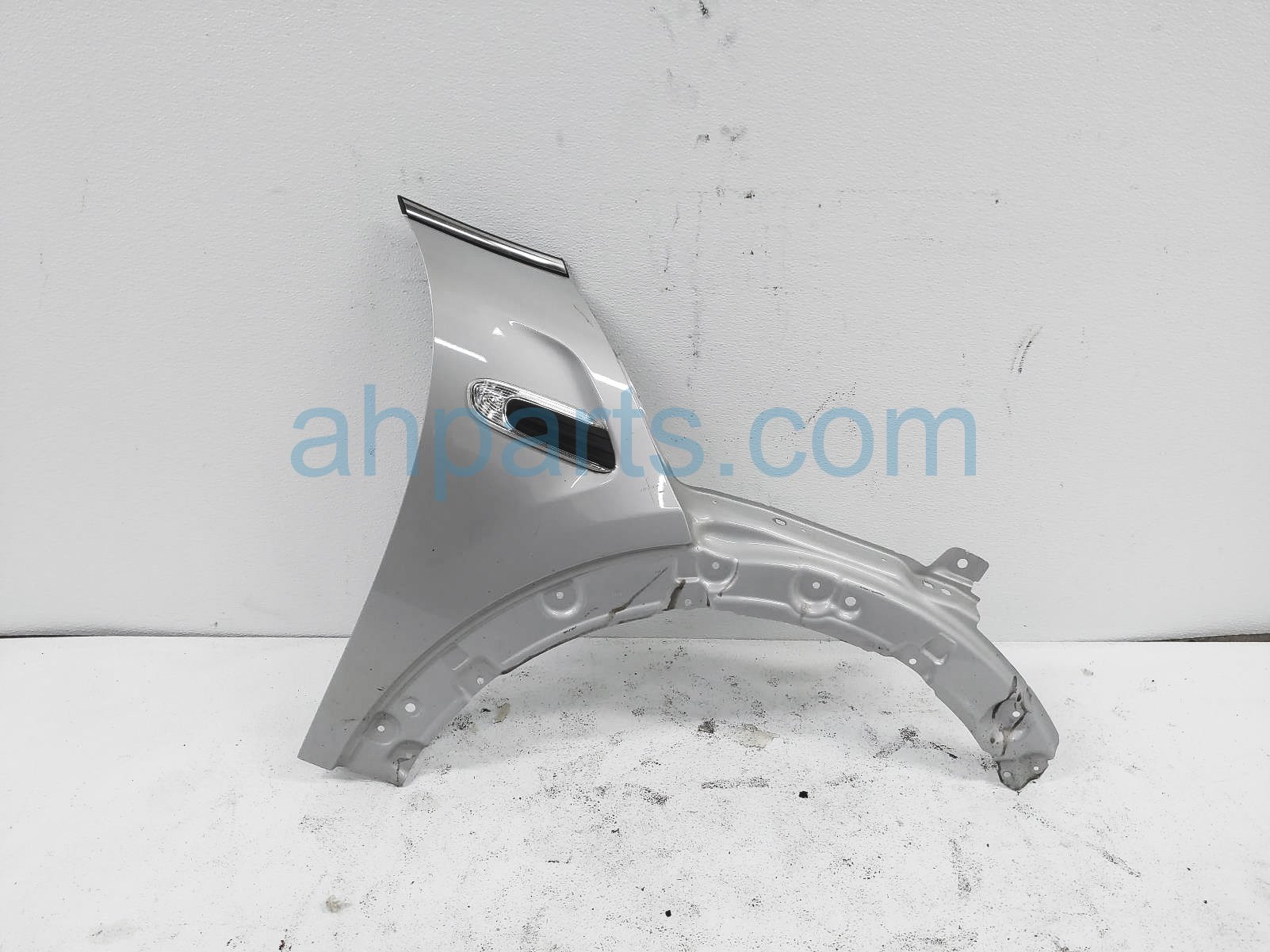 $150 BMW RH FENDER - SILVER $150 BMW RH FENDER - SILVER