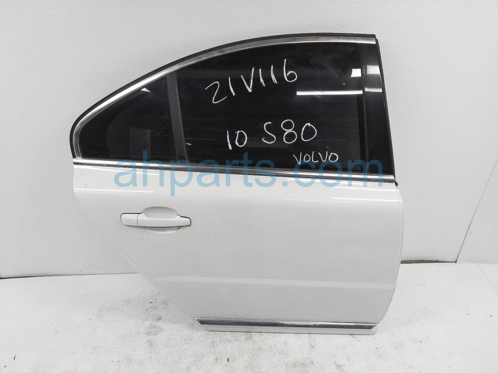 $250 Volvo RR/RH DOOR - WHITE