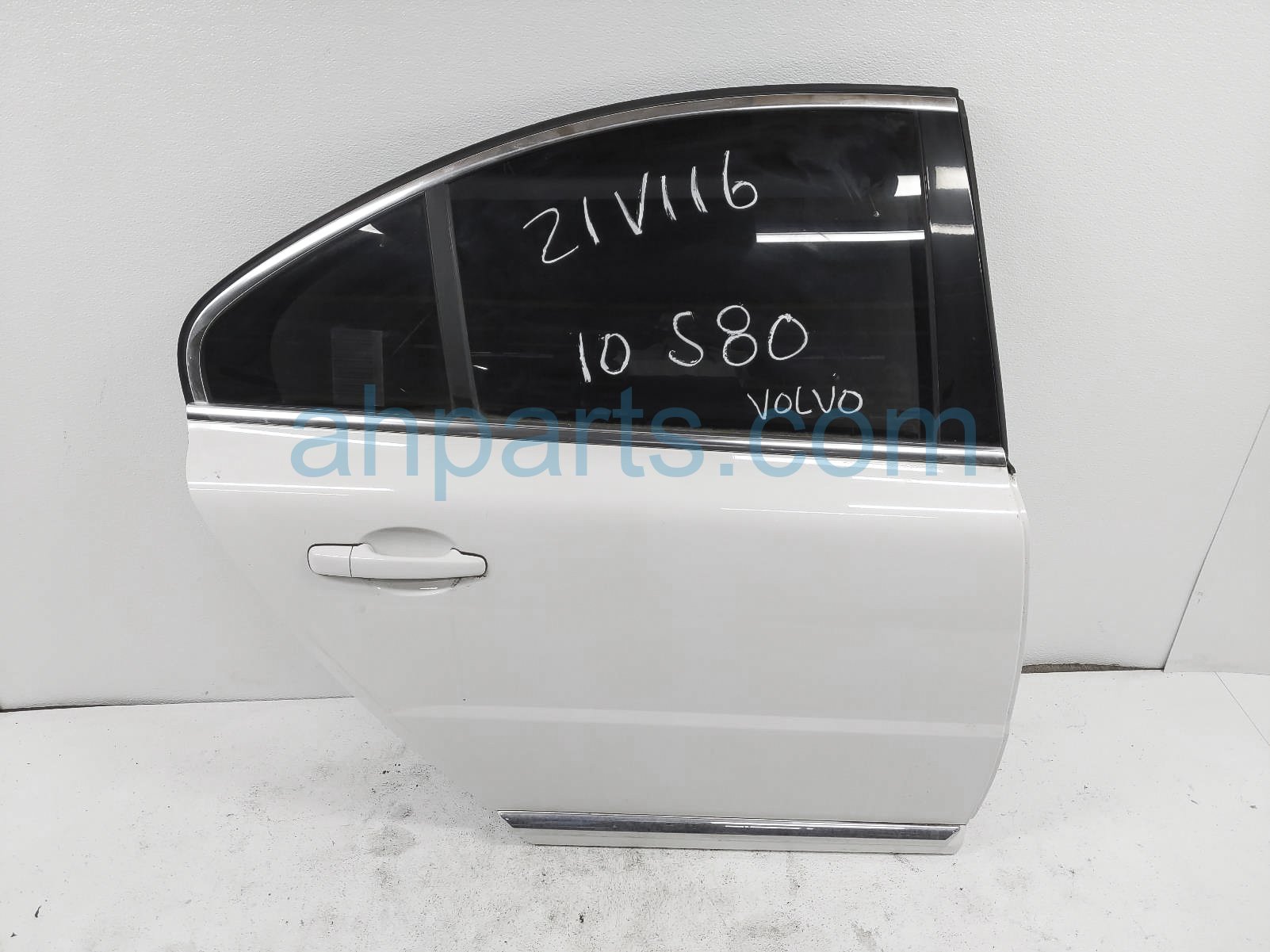 $225 Volvo RR/RH DOOR - WHITE $225 Volvo RR/RH DOOR - WHITE