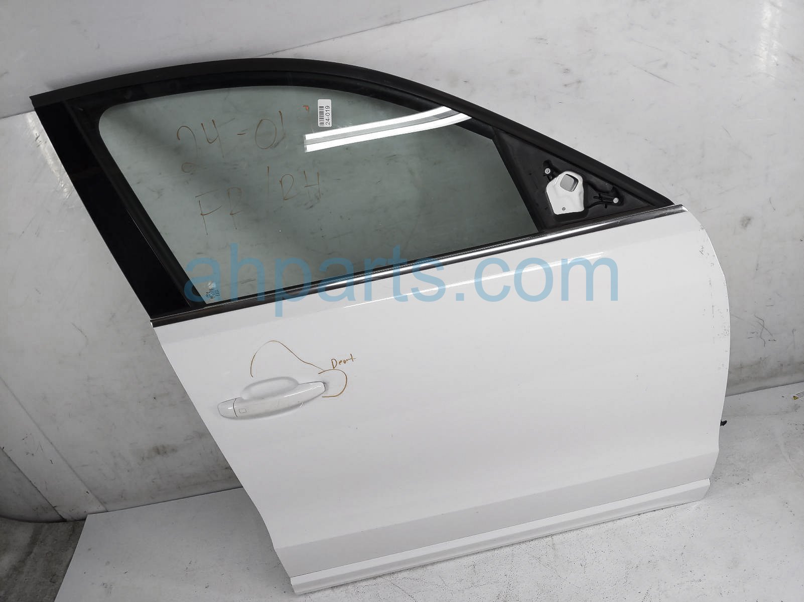 $350 Audi FR/RH DOOR - WHITE - NO MIRROR TRIM