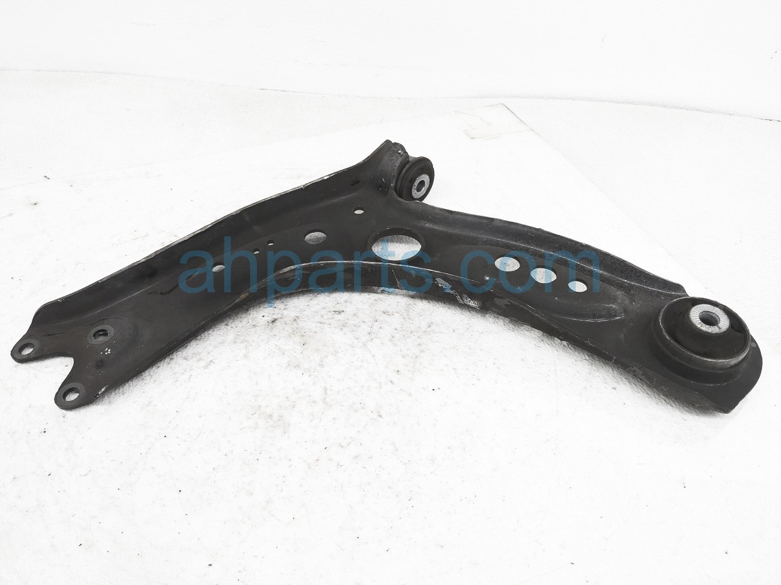 $140 Volkswagen FR/RH LOWER CONTROL ARM